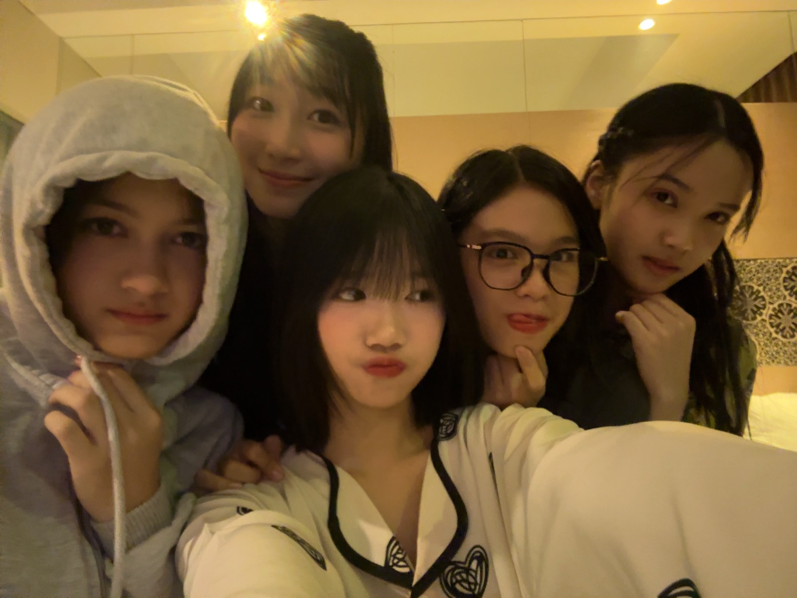 Kimmy di belakang panggung sedang bersiap tampil