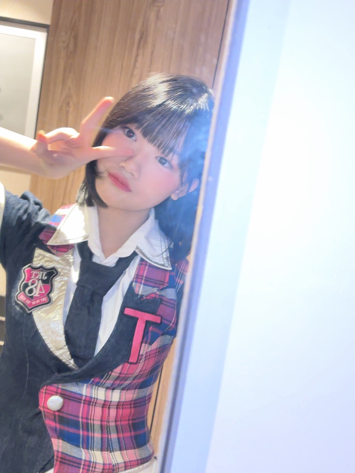 Foto profil Kimmy JKT48 dengan ekspresi manis dan rambut panjang bergaya